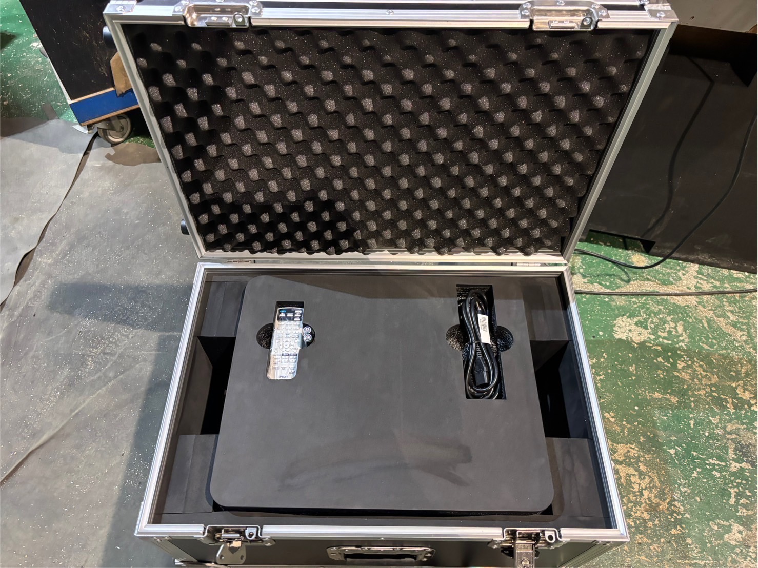 符合 MIL-STD-810G 標準的 HY327 設備防護箱
